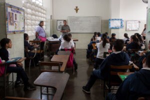 Maestros venezolanos exigen aumento urgente del bono vacacional