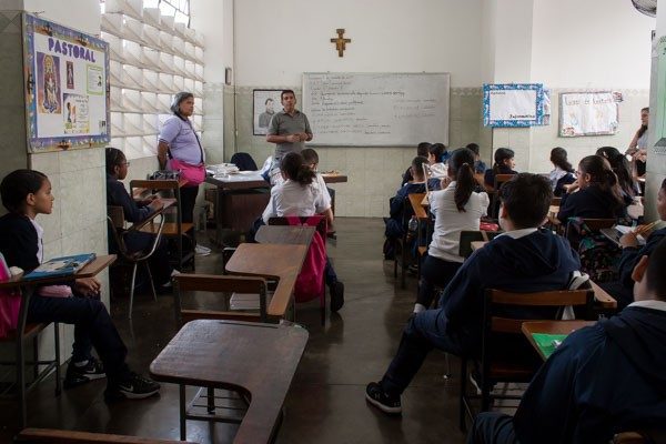 Maestros venezolanos exigen aumento urgente del bono vacacional
