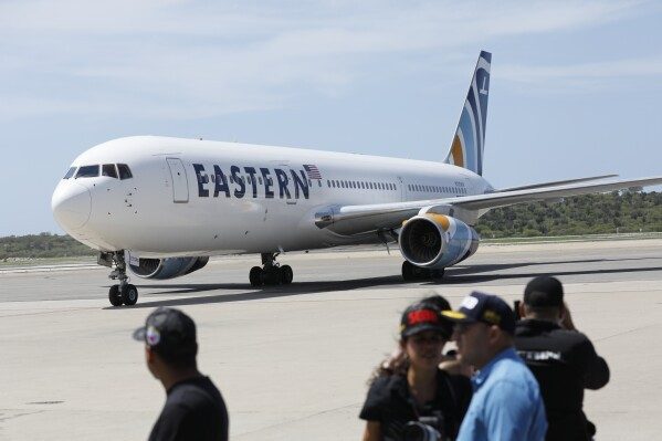 Más de 200 migrantes venezolanos repatriados llegaron a Venezuela desde EE.UU.
