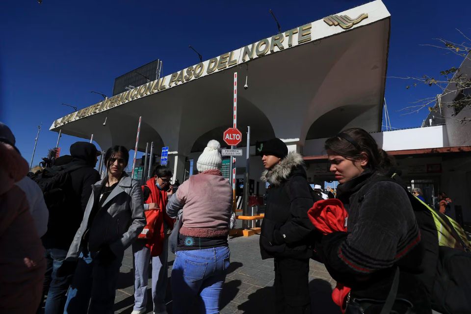 Migrantes tras cancelación del CBP One 2