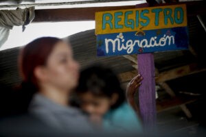Panamá devolverá a 119 migrantes deportados desde EE.UU. tras servir como "puente"