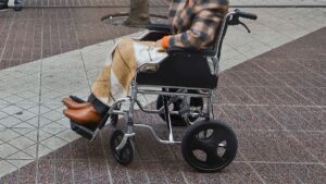 Mató a su madre y llevaba el cadáver en una silla de ruedas fingiendo que estaba dormida