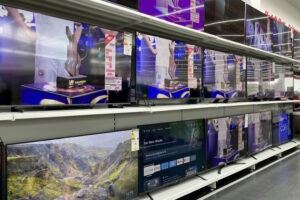 MediaMarkt deja a precio de outlet esta smart TV Philips de 55 pulgadas con Ambilight y perfecta para gaming