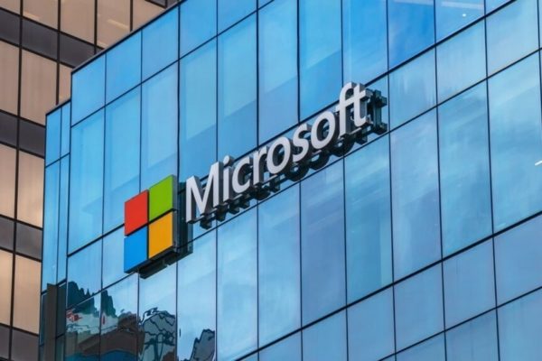 Microsoft prevé recortar miles de puestos de empleo e invertir en IA