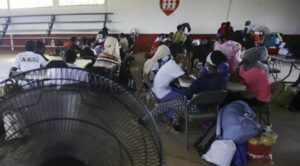 Migrantes deportados a Panamá reciben extensión de permiso