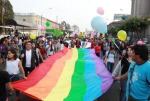 Miles de personas celebran su orgullo LGTBI en Lima y exigen igualdad de derechos - AlbertoNews
