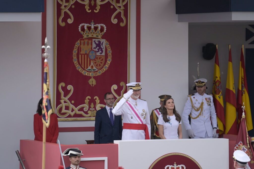 Miles de personas salen a las calles para celebrar junto a los Reyes el Día de las Fuerzas Armadas en Tenerife