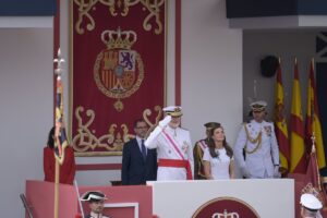 Miles de personas salen a las calles para celebrar junto a los Reyes el Día de las Fuerzas Armadas en Tenerife