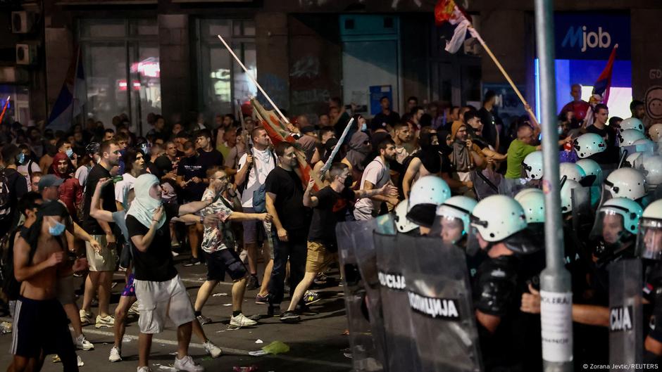 Miles de serbios bloquearon vías en otra noche de protestas – DW – 30/06/2025