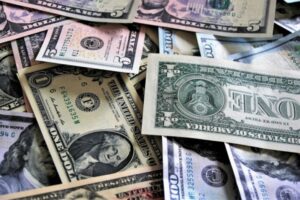 Ministro de Economía de Argentina insta a comerciantes a ofrecer planes de pago en dólares