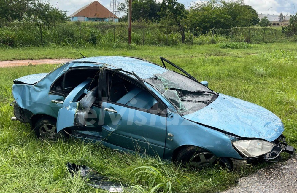 Mitsubishi Lancer se volcó en la Av. Jesús Subero
