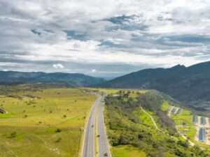 Modernización de la Vía Bogotá-Girardot: reducción de tiempos, aumento de turismo y desarrollo económico | Infraestructura | Economía
