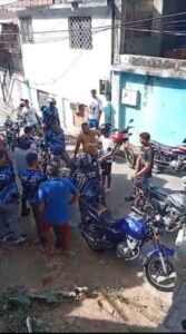Mototaxista arrolla a niño y la línea amenaza a los padres