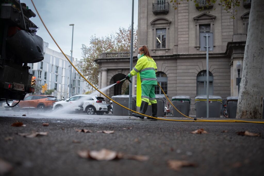 Muere una trabajadora del servicio de limpieza de Barcelona tras su jornada durante la ola de calor