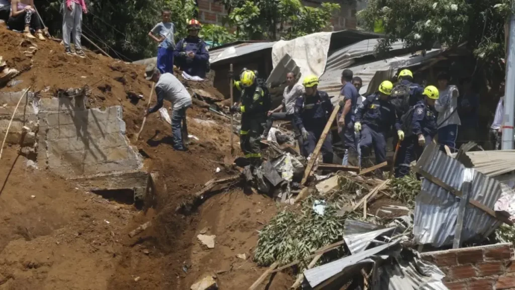 Muertes por deslizamiento en Antioquia ascienden a 23; continúan labores de búsqueda