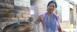 Mujeres que alimentan con coraje: la fuerza solidaria de las ollas comunes en Perú : IPS Agencia de Noticias