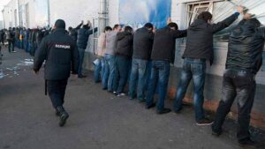 Multan a migrantes latinoamericanos en la región de Moscú por incumplir leyes migratorias - AlbertoNews