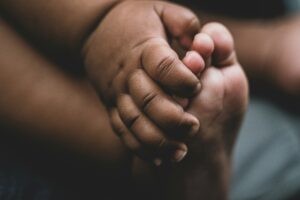 Nació el bebé de una mujer con muerte cerebral mantenida viva por ley antiaborto en Estados Unidos