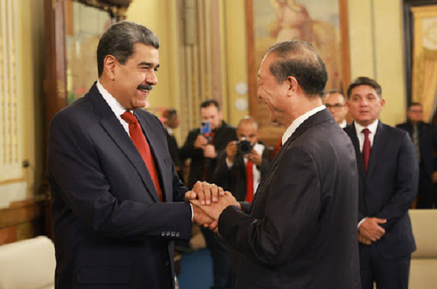 Nicolas Maduro recibe a la delegación del Gobierno chino en Miraflores para 'fortalecer relaciones'