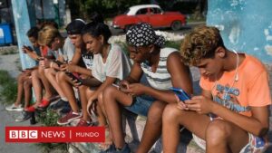 "No puedes comprar un paquete de datos porque ya te quedas sin comer": la ola de malestar en Cuba por el aumento de las tarifas de internet
