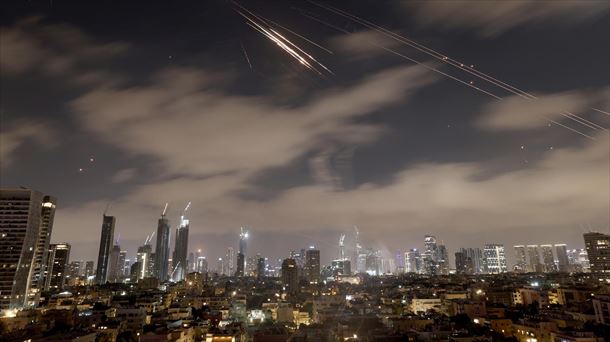 Nueva noche de bombardeos entre Irán e Israel, que dejan varios muertos en Tel Aviv