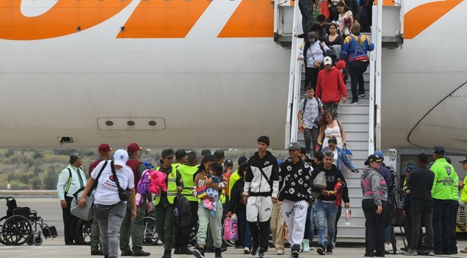Nuevo grupo de venezolanos deportados de EEUU llega a Maiquetía