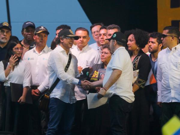 Nuevo 'round' de Petro con las regiones por jefes criminales que estuvieron en acto público en Medellín | Gobierno | Economía