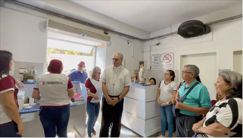 Obispo de La Guaira continúa con su acercamiento al pueblo
