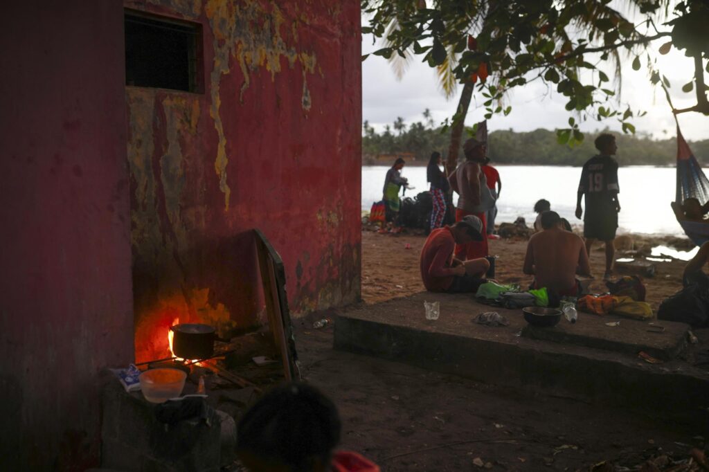 Panamá traslada a más de cien migrantes por mar hacia Colombia en su viaje de retorno - AlbertoNews