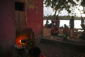Panamá traslada a más de cien migrantes por mar hacia Colombia en su viaje de retorno - AlbertoNews