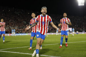 Paraguay se impone a Uruguay y avanza con firmeza