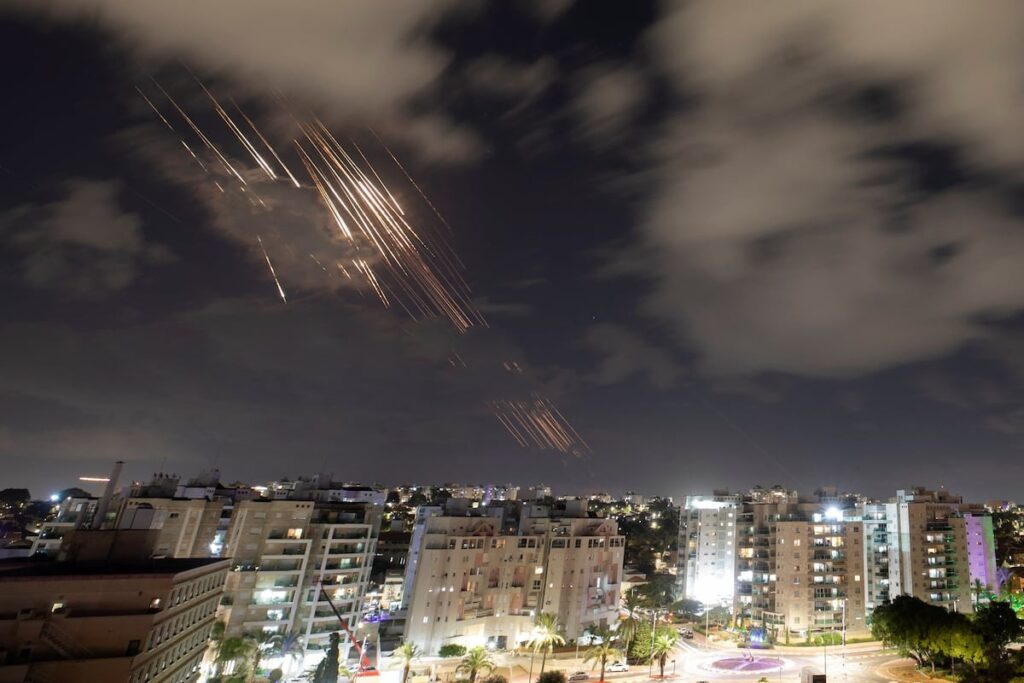 Pasajero grabó desde un avión el impactante momento en que Irán lanzó ola de misiles contra Israel (VIDEO)