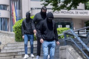 Penas de hasta 22 meses de cárcel y prohibición de ir a estadios, para los ultras que colgaron un muñeco de Vinícius