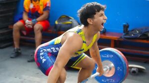Pesistas venezolanos participan en torneo de fuerza en Moscú