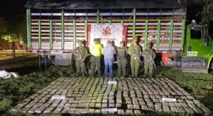 Policía de Colombia decomisa unos 34 mil litros para cocaína