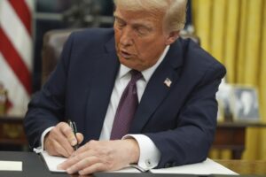 Presidente Trump firma orden ejecutiva para reducir "amenaza creciente" de drones en EEUU - AlbertoNews