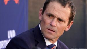 Presidente de Universidad de Virginia renuncia por presiones – DW – 28/06/2025