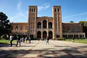 Presidente de la Universidad de Virginia renuncia por presión del gobierno de Trump - AlbertoNews