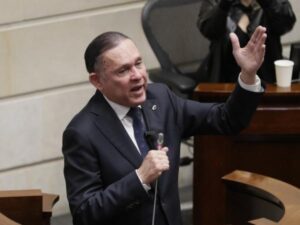 Presidente del Senado, Efraín Cepeda, firma tres nuevas leyes | Gobierno | Economía