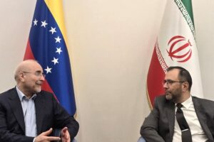 Presidente del parlamento iraní llegó a Venezuela para afianzar acuerdos con Maduro