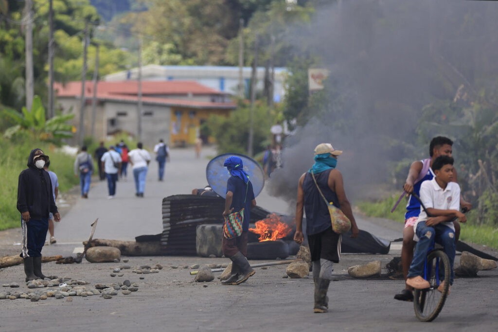 Entra en vigor la ley para los trabajadores bananeros en Panamá mientras siguen protestas