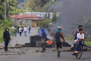 Entra en vigor la ley para los trabajadores bananeros en Panamá mientras siguen protestas