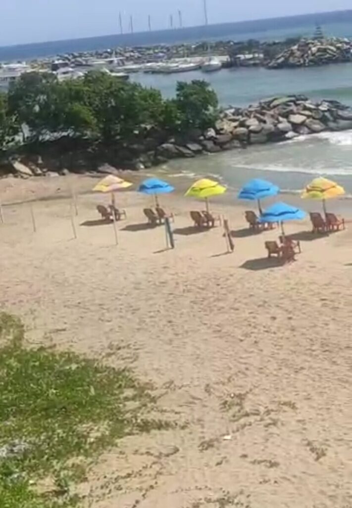 Puerto Viejo sigue bordeada de aguas servidas