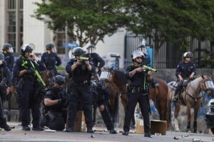 “Qué vergüenza”, grito unísono de los manifestantes en Los Ángeles por redadas migratorias