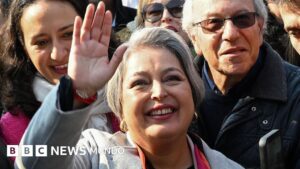 Quién es Jeannette Jara, la comunista que obtuvo un histórico triunfo en las primarias de la izquierda en Chile y buscará ser la sucesora de Gabriel Boric