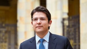 Quién es Miguel Uribe Turbay, el senador colombiano que fue baleado en un atentado en Bogotá