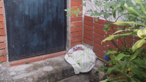 Recién nacido fue abandonado en la puerta de una casa en Baruta