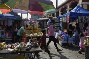 Régimen de Maduro busca frenar el alza de la tasa de cambio en Venezuela, mientras mengua el poder adquisitivo