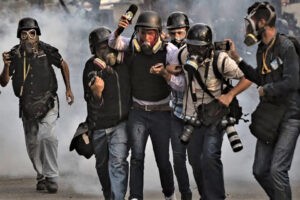 Represión, censura y precariedad laboral: así se ejerce el periodismo en Venezuela
