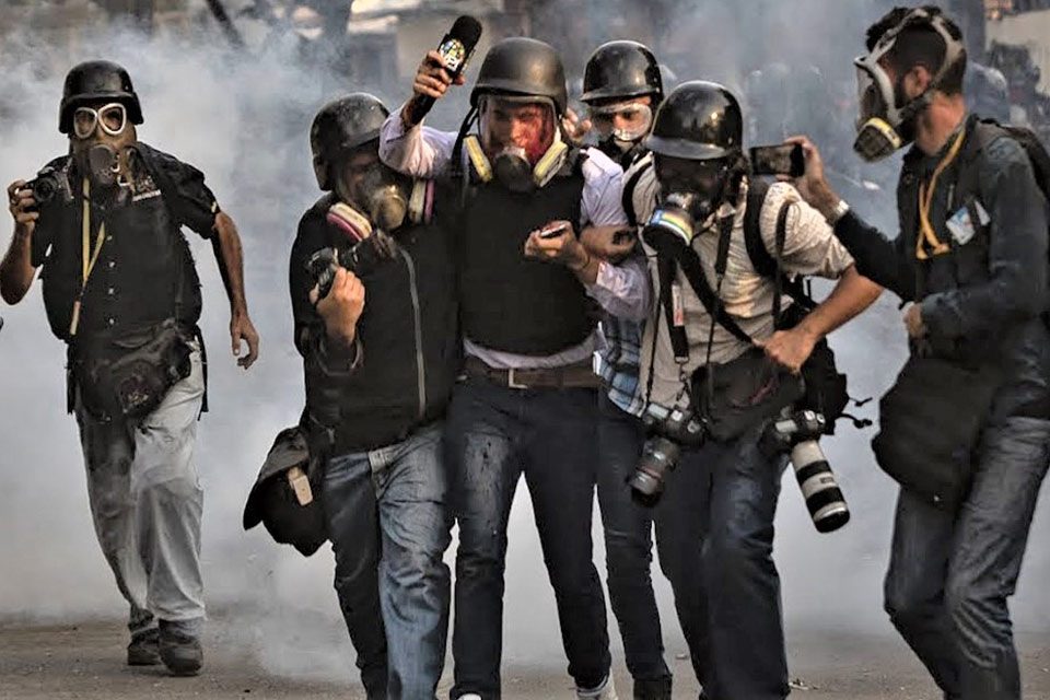 Represión, censura y precariedad laboral: así se ejerce el periodismo en Venezuela